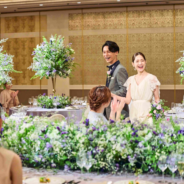 広々としながらゲストとの距離も近くアットホームな披露宴が叶う