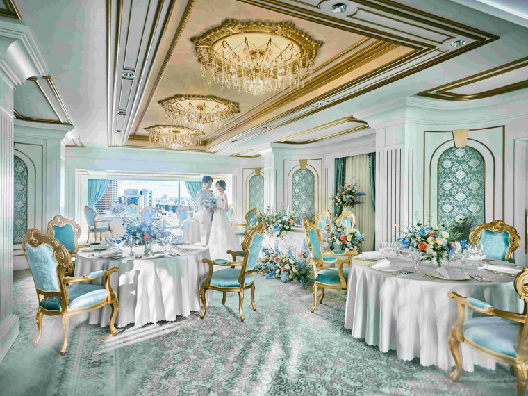 8月9日、ホテル最上階が華やかな宮廷を思わせるロココ調に！