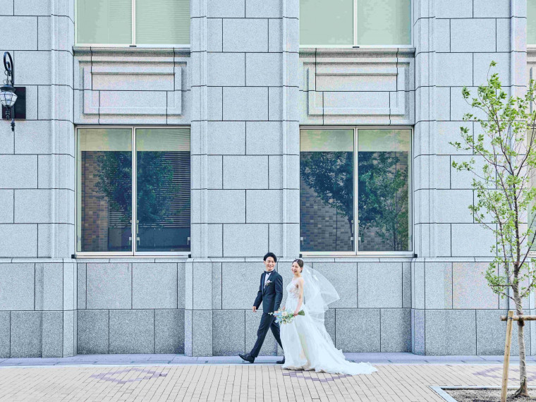 注ぎ込む陽射しが心地よい外観でのフォト撮影は大人気