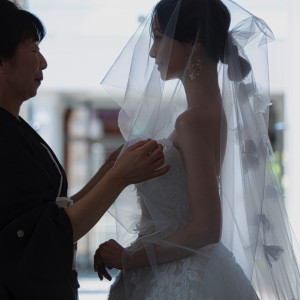 母からのベールダウンは「花嫁の最後の身支度」とされる大切な儀式。そっとベールをおろす手には、これまでの愛情と「幸せになってね」という想いが込められています|ラヴィール岡山の写真(44399533)