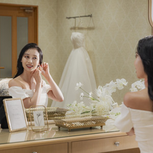 幸せの始まりを映す支度の時間。鏡越しにのぞく笑顔も特別な思い出に|ラヴィール岡山の写真(54396426)
