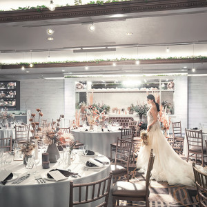 華やか過ぎるのは自分らしくないのではと思う大人花嫁に合わせた「Bona」。 上品な雰囲気の中にもカジュアルさが加わった会場は華やか過ぎず、シンプル過ぎない装飾に|ラヴィール岡山の写真(54395758)