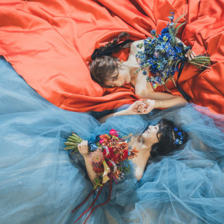 色とりどりの花束とドレスが、ふたりの個性を美しく引き立てます