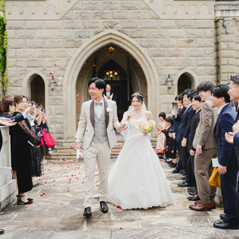 チャペル前広場にてフラワーシャワー