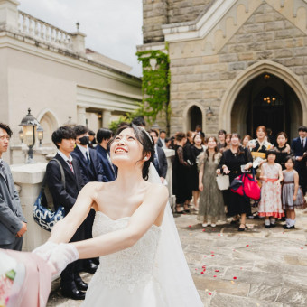 チャペル前広場にてブーケトス