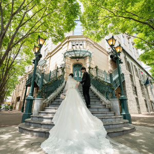 前撮りでも人気！外の大階段でも映える美しいドレス|ホテルモントレ仙台の写真(39321600)