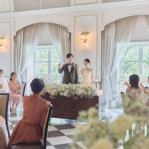 自然光差し込む多彩なパーティ会場