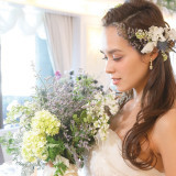 ナチュラルな装花のブーケとヘッド装花をあわるのもオシャレ♪