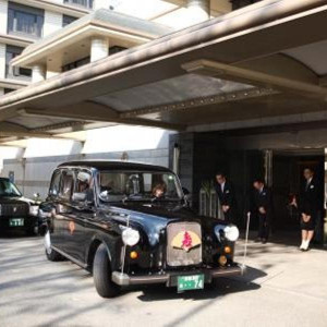 神社でお式をされる場合は、花嫁様専用のお車の手配が可能。専用の入り口がございますので他のお客様と重なることなくスムーズに出発・ご到着が出来る。|京都ブライトンホテルの写真(971817)