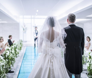 ご新婦様ご入場の際は
ライティングでの演出も可能です