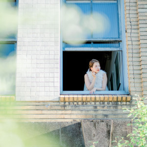 大正築の洋館窓からのぞき込む新婦の姿|PAVILIONCOURT(パビリオンコート)の写真(45455820)