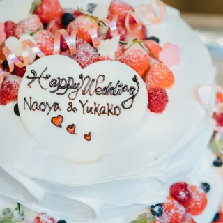 ウエディングケーキはゲストにも召し上がって頂く生ケーキをご用意しております。