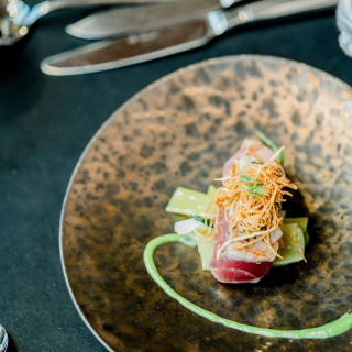 シンプルに、かつ華やかな盛り付け。