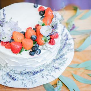 生花や高さのあるケーキ等は入刀用ケーキとして別途ご用意することも可能。