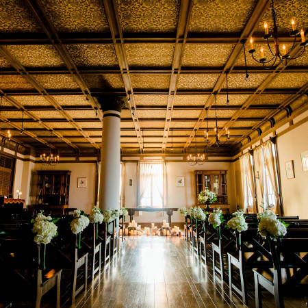 西日が差し込む神秘的な空間