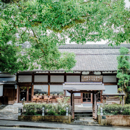 京都東山が彩る美しい緑に囲まれた当館