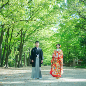 緑溢れる空間でロケーション撮影。お撮りいたお写真は結婚式当日のウエルカムグッズとしても飾れる。|京都ノーザンチャーチ北山教会の写真(23703891)