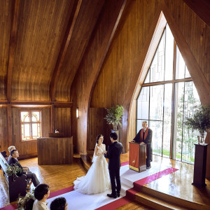 自然光が差し込むステンドグラスはおふたりを優しく包み込む|京都ノーザンチャーチ北山教会の写真(55472472)