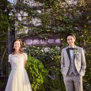 樹齢180年のシンボルツリー“オリーブの樹”をはじめ、四季折々の木々や花々で囲まれ季節を感じるプライベートガーデン|京都ノーザンチャーチ北山教会の写真(55473067)