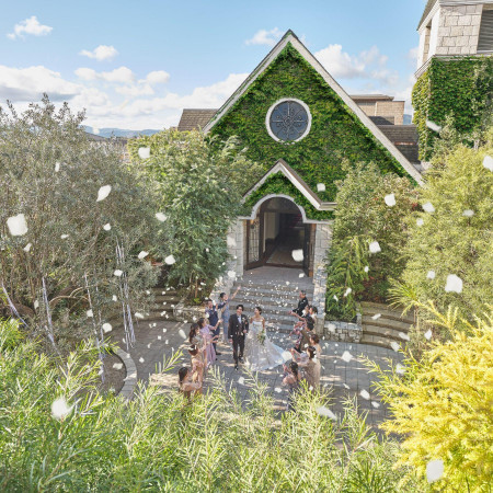 チャペルの扉を開けた瞬間に香る、カサブランカの生花と木の温もりが「非日常の世界」へと誘う