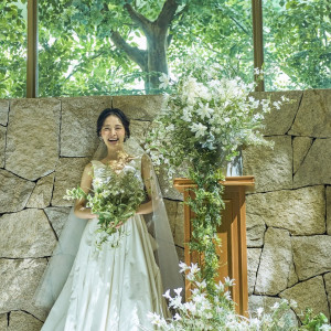 柔らかな光が差し込み、花嫁を一段美しく引き立ててくれる|アーフェリーク迎賓館（熊本）/テイクアンドギヴ・ニーズウェディングの写真(53774029)