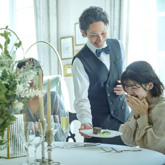 できたてのお料理はすぐにサービススタッフがサーブ。お料理への想いを直接お客様へ。