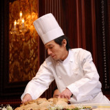 おもてなしの重要アイテム「料理」は、チェスター太田の自慢のひとつ!シェフが会場内で料理を取り分ける演出も大人気。