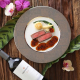 食材と見た目にこだわった華やかなウエディングメニュー。おふたりからゲストへの感謝の気持ちをシェフがお料理で伝えます。