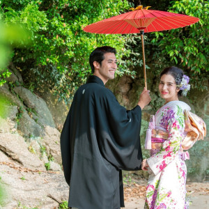 ホテル横の国立公園で。番傘をもって和装フォト婚もおすすめ！|グランドプリンスホテル広島の写真(7192657)