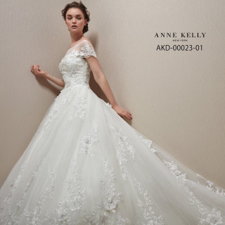 花嫁を輝かせる特別なAラインドレス。