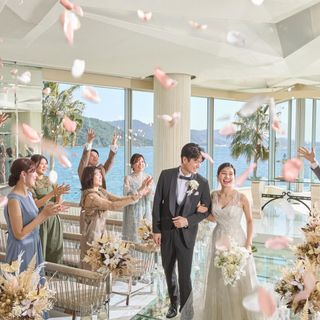 ゲストからの祝福のフラワーシャワーでアットホームな結婚式