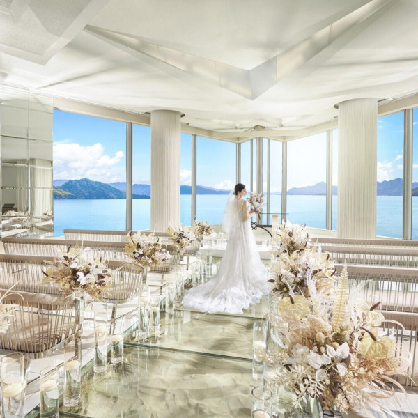 瀬戸内海を臨む絶景チャペル。