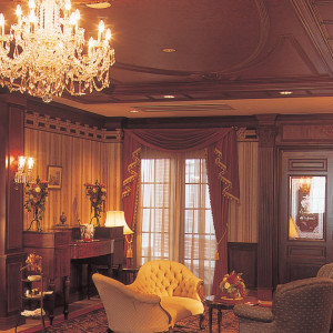 披露宴会場ペンブルックのホワイエ（前室）は、マナーハウスを忠実に再現した空間。|キャメロットヒルズの写真(509077)