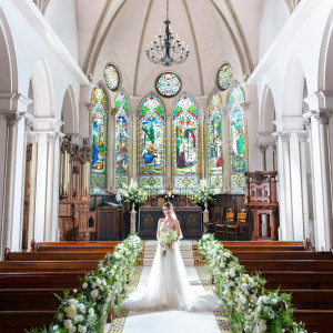 神聖なステンドグラスの下で永遠の愛を誓う中世ヨーロッパ薫る大聖堂|キャメロットヒルズの写真(35819943)