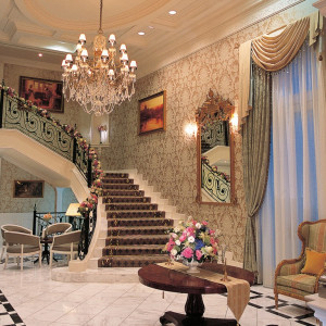 別館アネックスのエントランスホールにはパーティルームへと続く大階段が。|キャメロットヒルズの写真(509075)