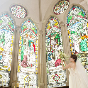 神聖なステンドグラスの下で永遠の愛を誓う中世ヨーロッパ薫る大聖堂|キャメロットヒルズの写真(34624521)