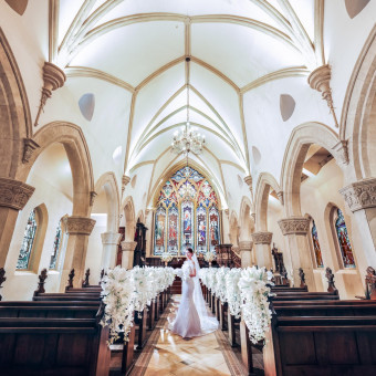 19世紀の英国教会で使われていたステンドグラスは、本物だけがもつ神聖で崇高な空間を演出。