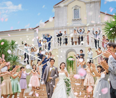 エリアでも希少なフラワーシャワーの大階段。ドラマチックな結婚式が叶います♪