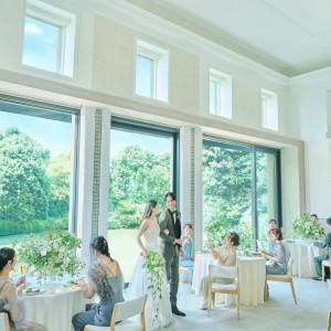 全会場にある大きな窓からは自然光がふりそそぎ明るい雰囲気に|アニヴェルセル 大宮の写真(54842845)