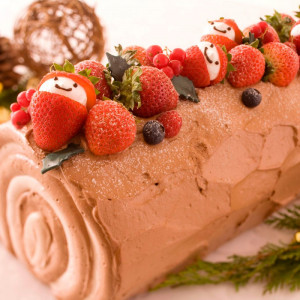 【ケーキ】切株の上にはいちごのサンタさん!クリスマス仕様のチョコレートケーキはブッシュドノエル☆生クリームが苦手な方にもおすすめです。|アニヴェルセル 大宮の写真(633646)