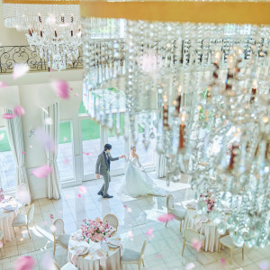 きらめくシャンデリアが華やかに|アニヴェルセル 大宮の写真(54842949)