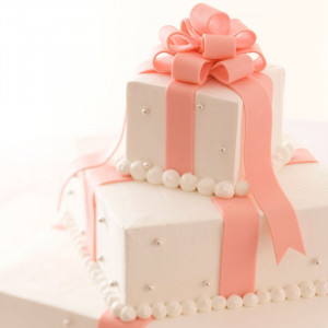 【ケーキ】ピンクのリボンがかかったかわいらしいプレゼントBOX。見た目も味も楽しめるオリジナルケーキは、ゲストにも大好評!|アニヴェルセル 大宮の写真(633638)