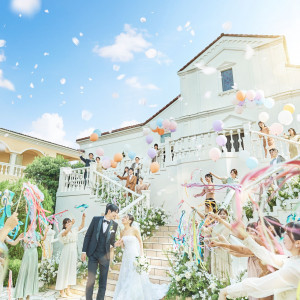 開放感たっぷりの青空のもと、大階段でゲストから祝福のフラワーシャワーを|アニヴェルセル 大宮の写真(55188081)