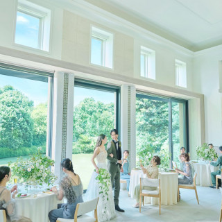 大きな窓からは自然光がふりそそぐ