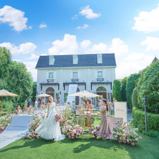 広々ガーデンでゲストと一緒にデザートビュッフェを楽しめる