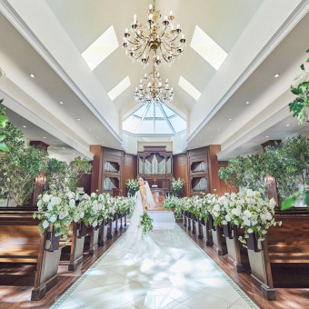 自然光溢れるチャペルで、感動的な挙式が叶う