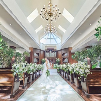 自然光溢れる明るいチャペル