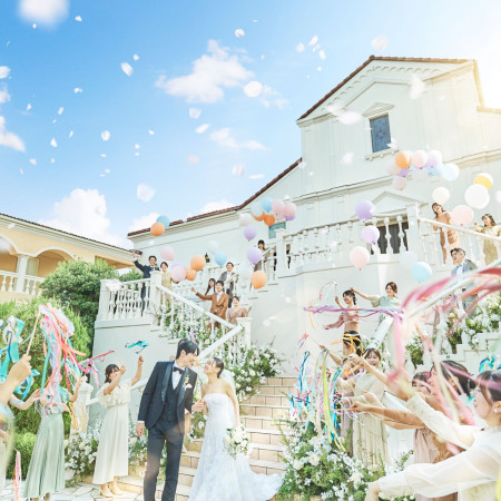 開放感たっぷりの青空のもと、大階段でゲストから祝福のフラワーシャワーを