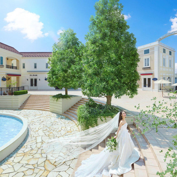 ヨーロッパの街並みをバックに