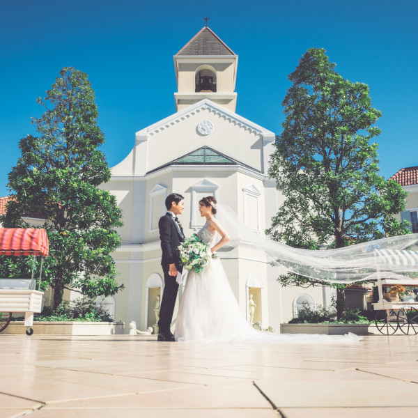 ヨーロッパの街並みをバックに